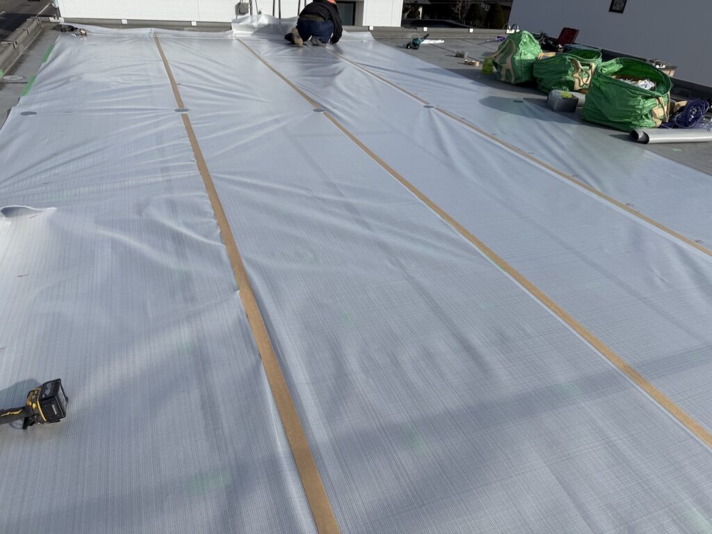 積水ハウスの屋根防水リフォーム工事の下地作成