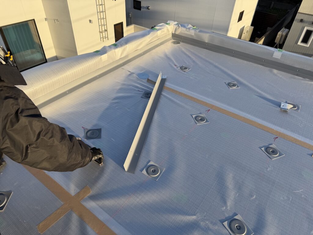 積水ハウス屋根シート防水下地の工事中