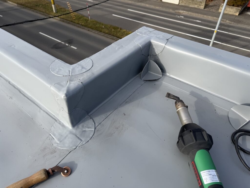 積水ハウス屋根防水リフォーム(出入隅パッチの取り付け)