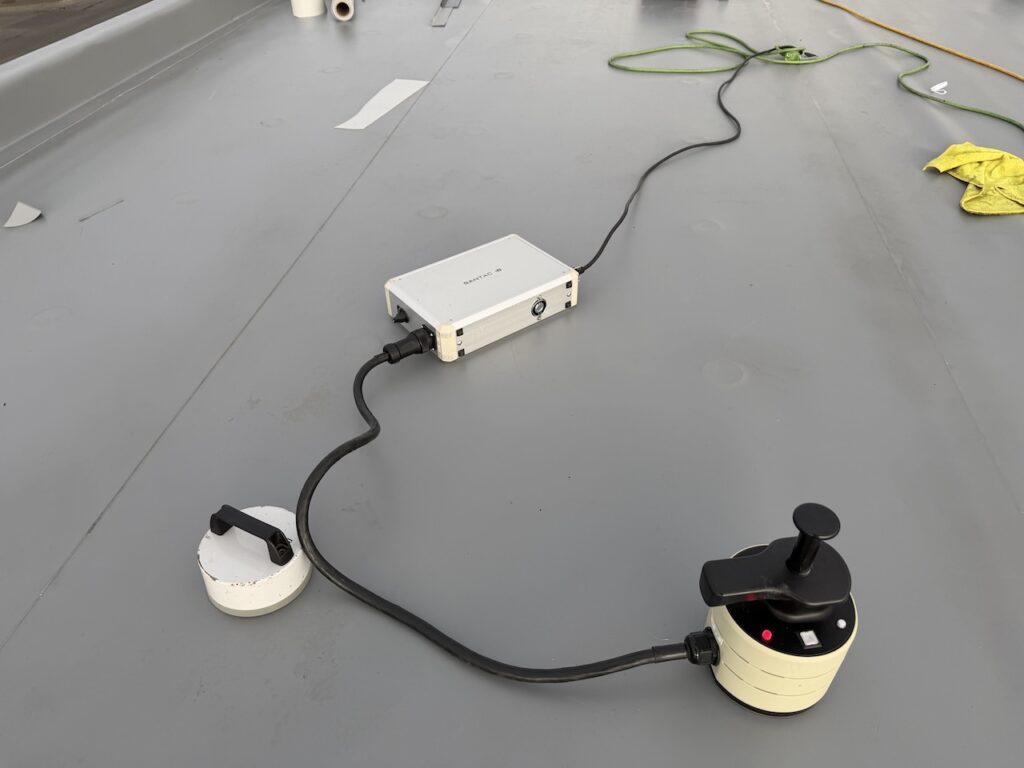 IH溶着機械によるディスク板の溶着作業