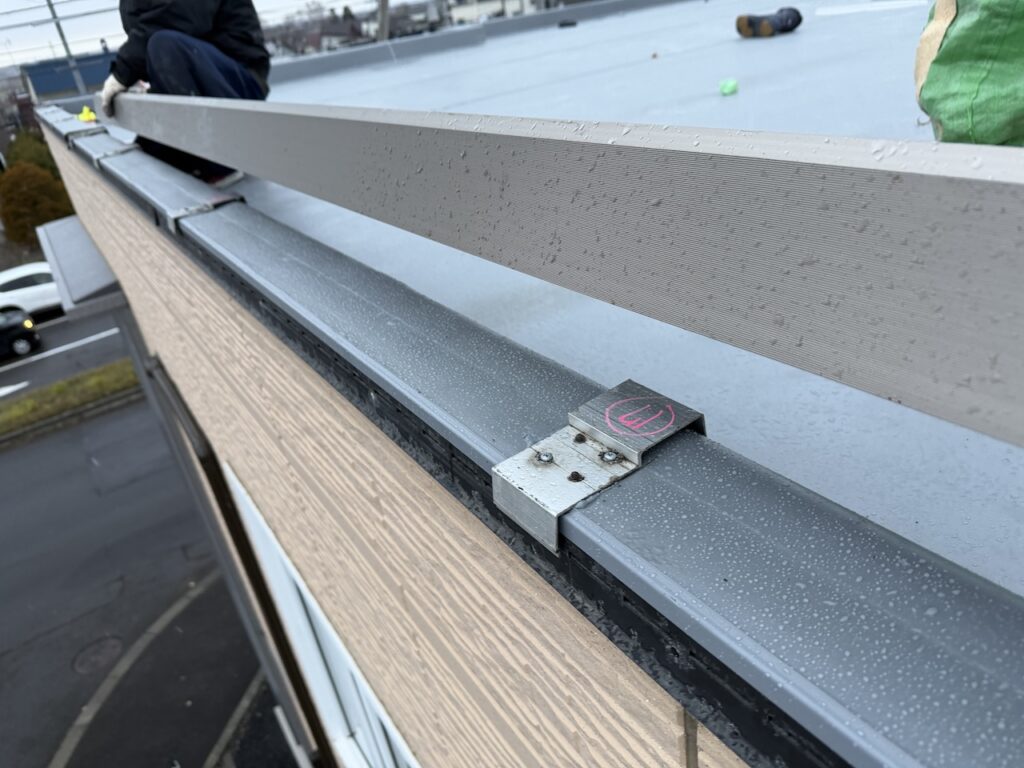 屋根アルミ笠木の復旧作業