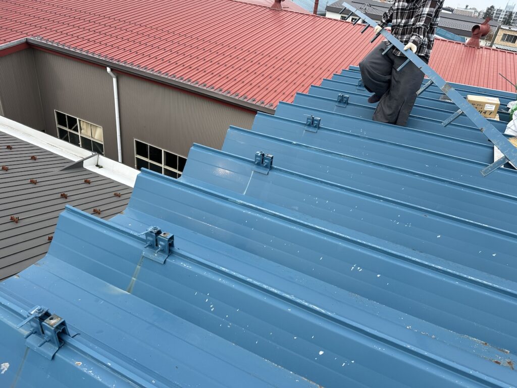 工場折板屋根の下地の調整