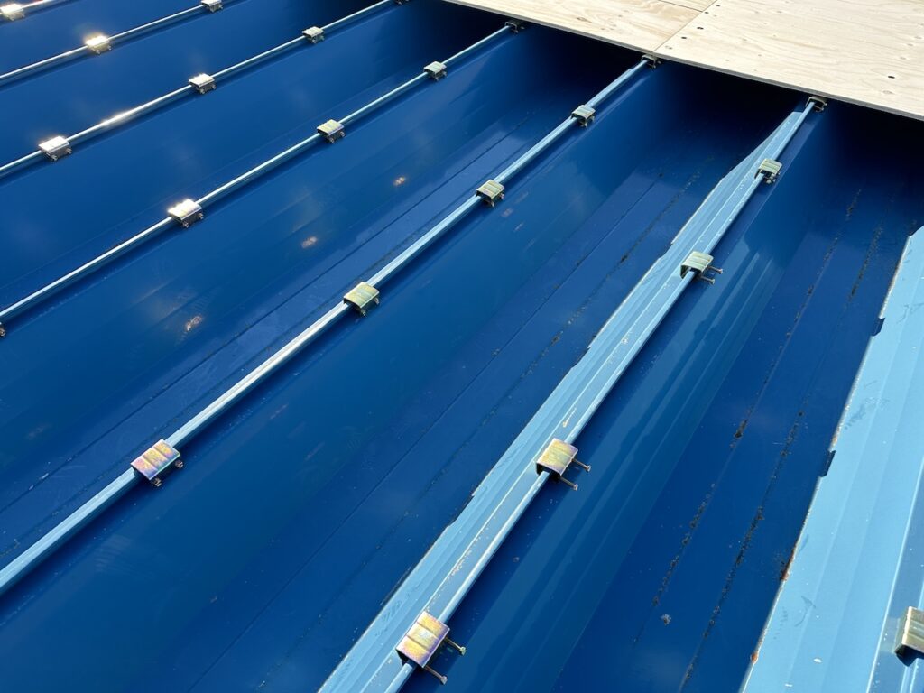 折板屋根の改修工事(下地の作成)