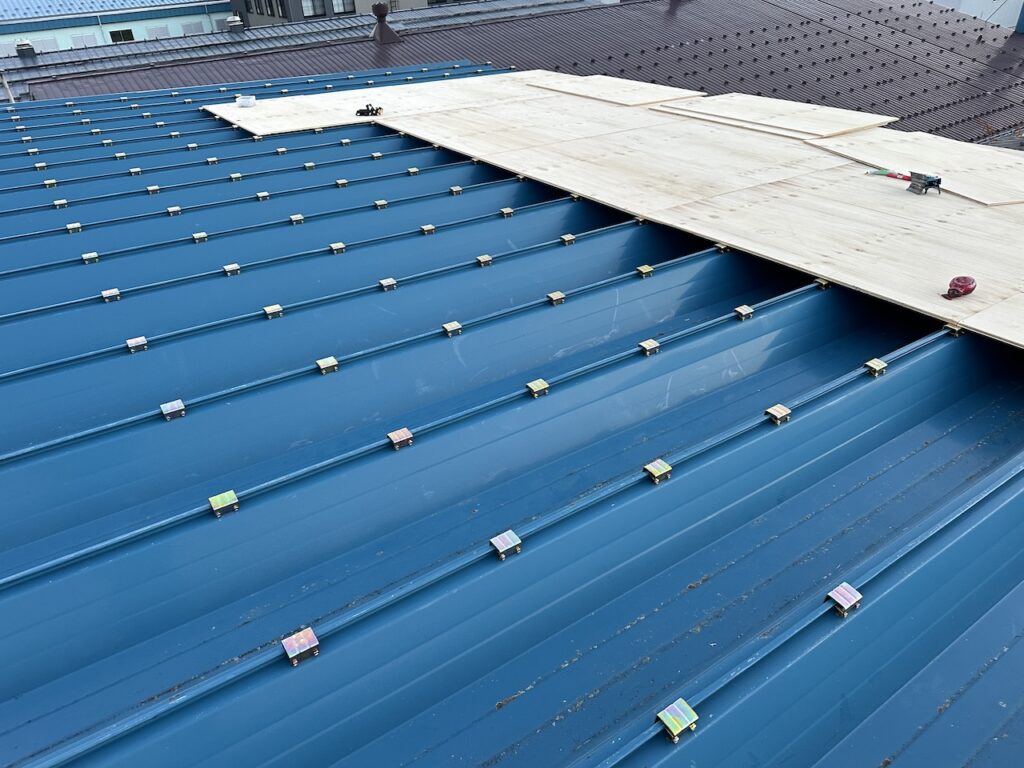 折板屋根の防水リフォーム工事(下地の作成)