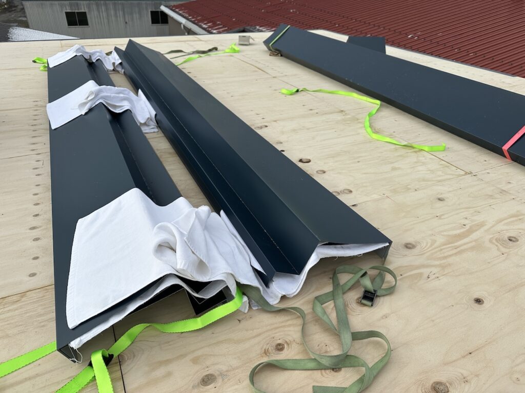 SGL鋼板の役物(工場用に加工済み)