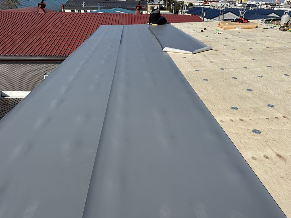 工場屋根サンタックIB防水シートの敷き込み
