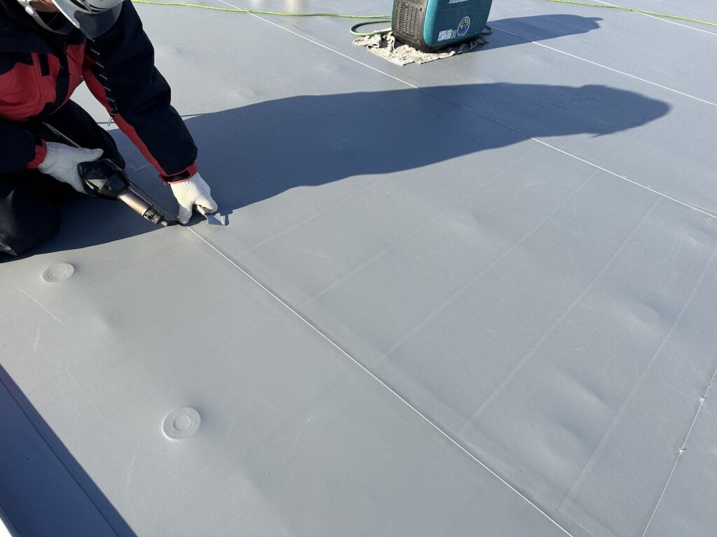 塩ビシート防水のジョイントチェック作業の様子