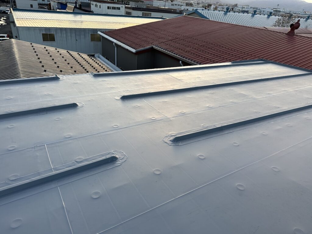 折板屋根の落雪対策防水工事の仕上がり