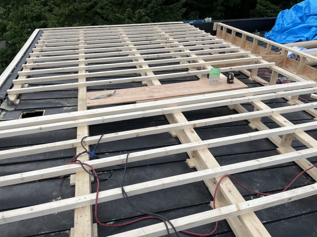 無落雪屋根をフラット屋根に改造（木製下地組み）