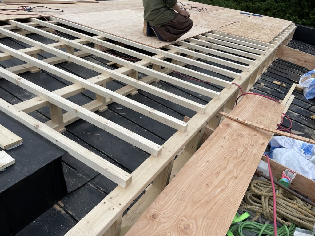 無落雪屋根をフラット屋根に改造（木製下地組み）