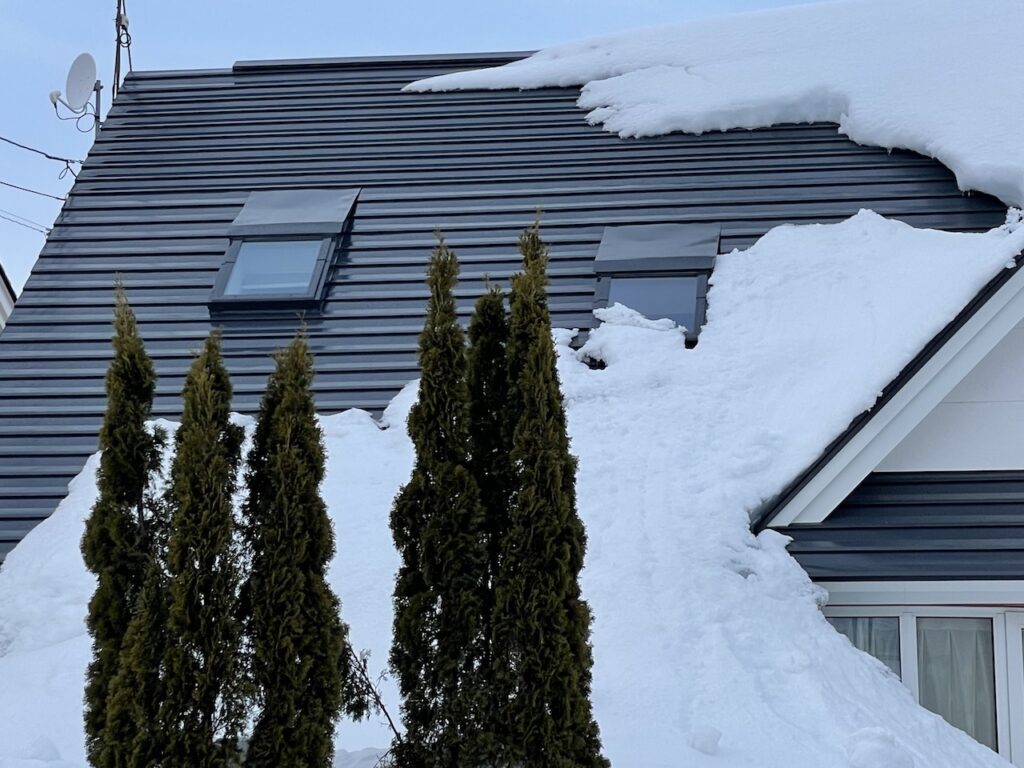 札幌市落雪で埋まりそうな家
