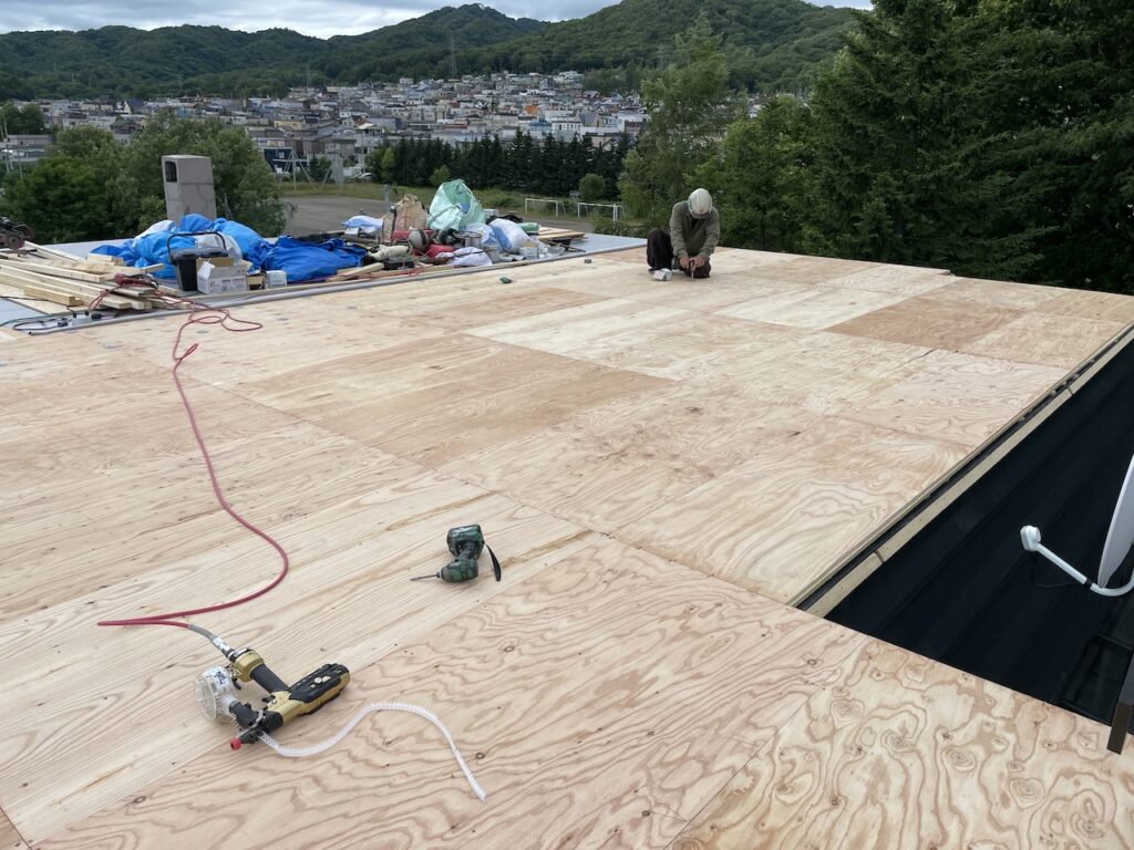 無落雪屋根をフラット屋根に改造（仕上げの合板貼り）