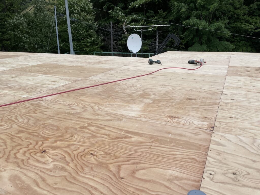 無落雪屋根をフラット屋根に改造（仕上げの合板貼り）