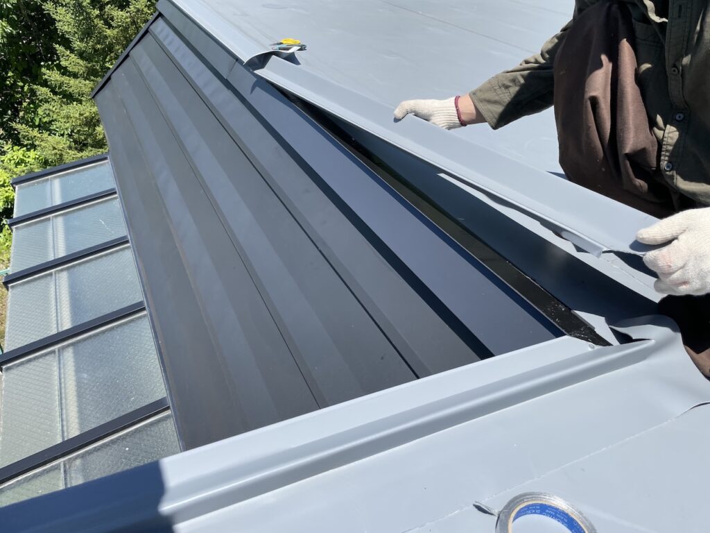 外周の塩ビ積層鋼板（水止め鋼板）の取り付け