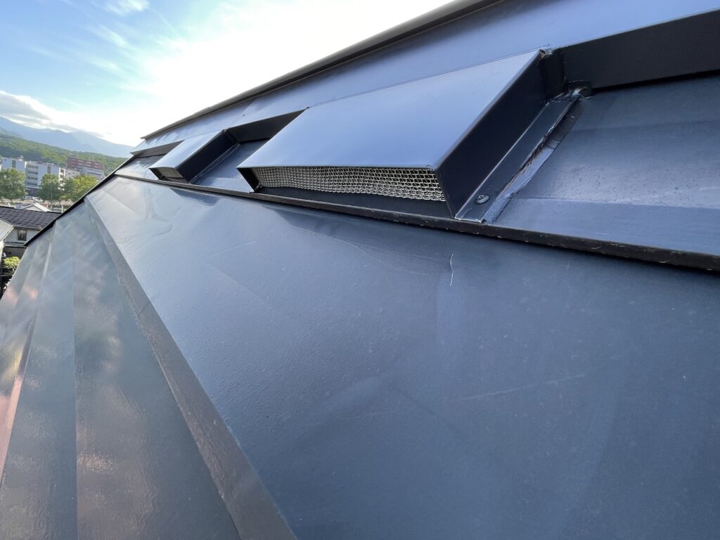 屋根の外周にオリジナルの換気口を設置（札幌市）