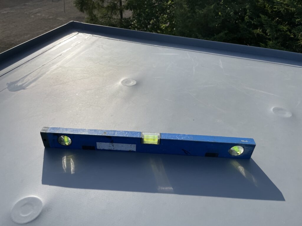 フラット屋根改造ごの状態を確認（水平）