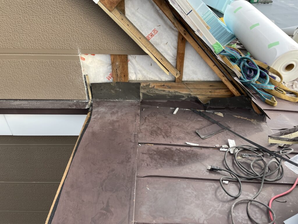 三角屋根と無落雪屋根の取り合いの不具合箇所(雨漏りの原因)