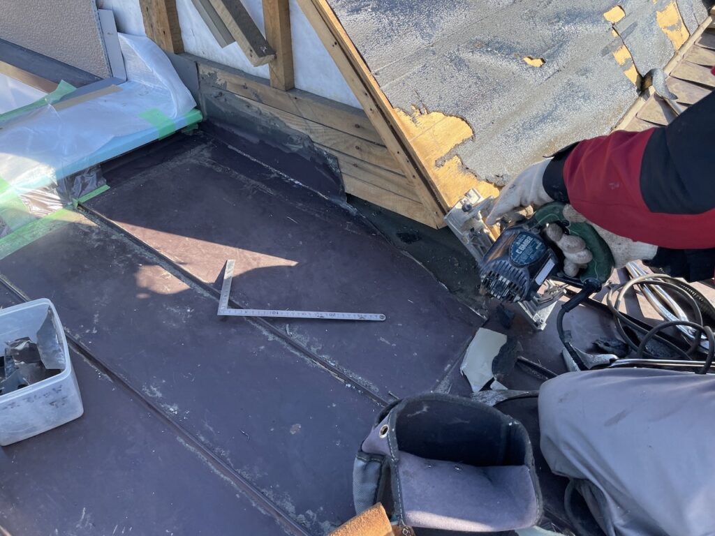 雨漏り原因の箇所を形状変更(屋根修理)