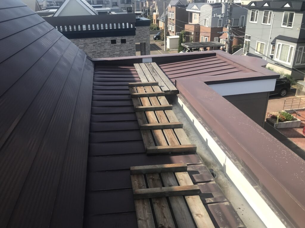 無落雪屋根のスノコを解体
