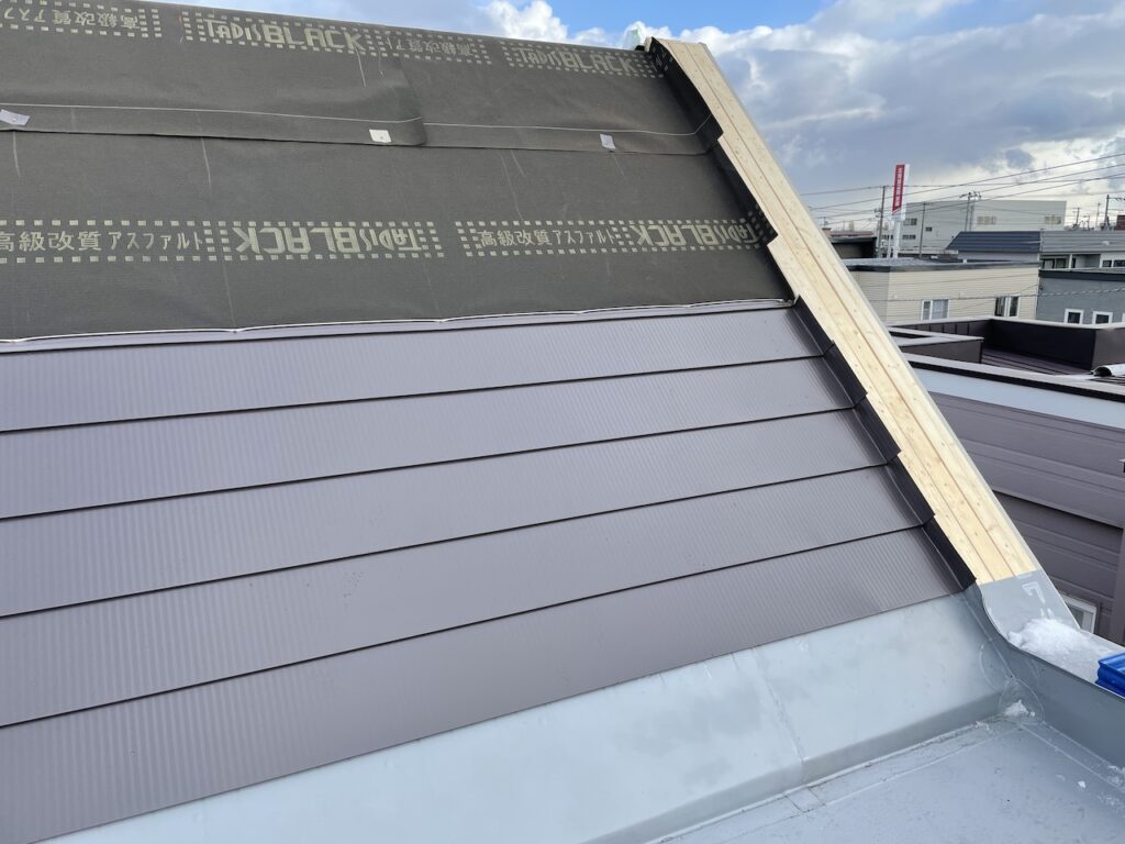 三角屋根の板金横葺き屋根施工中