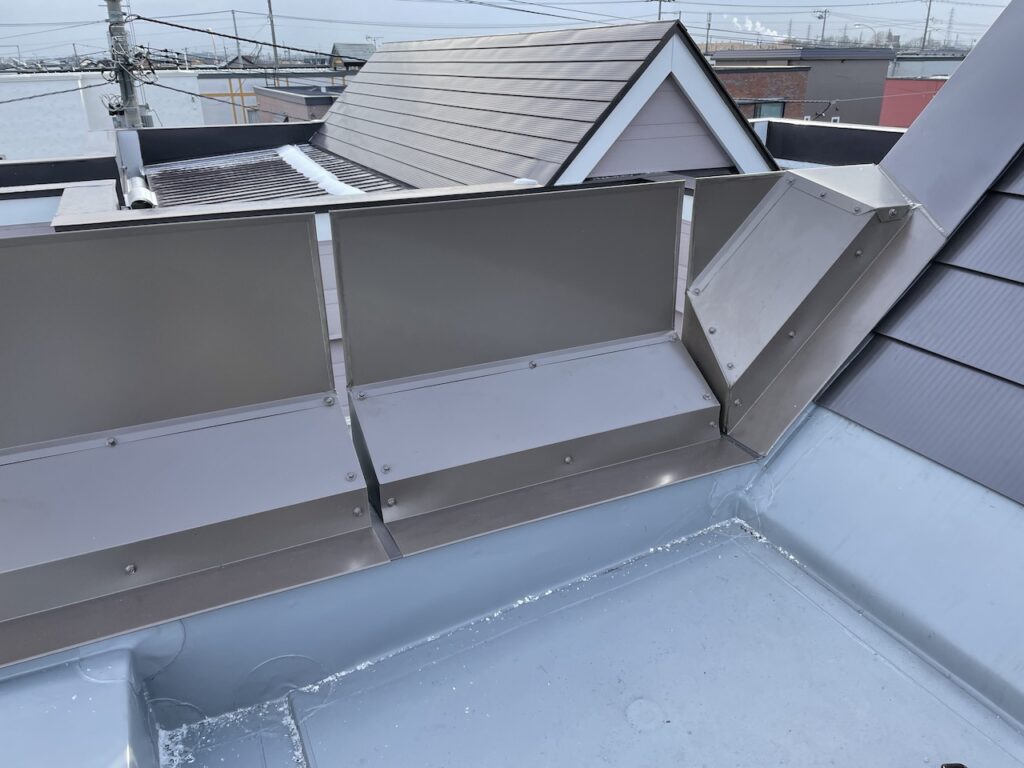 オリジナル加工の雪庇対策工事(斜め加工)