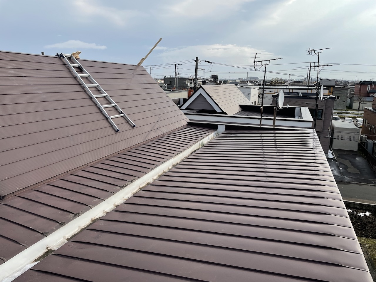 札幌市東区 築32年 スノーダクト屋根 施工前 全体俯瞰