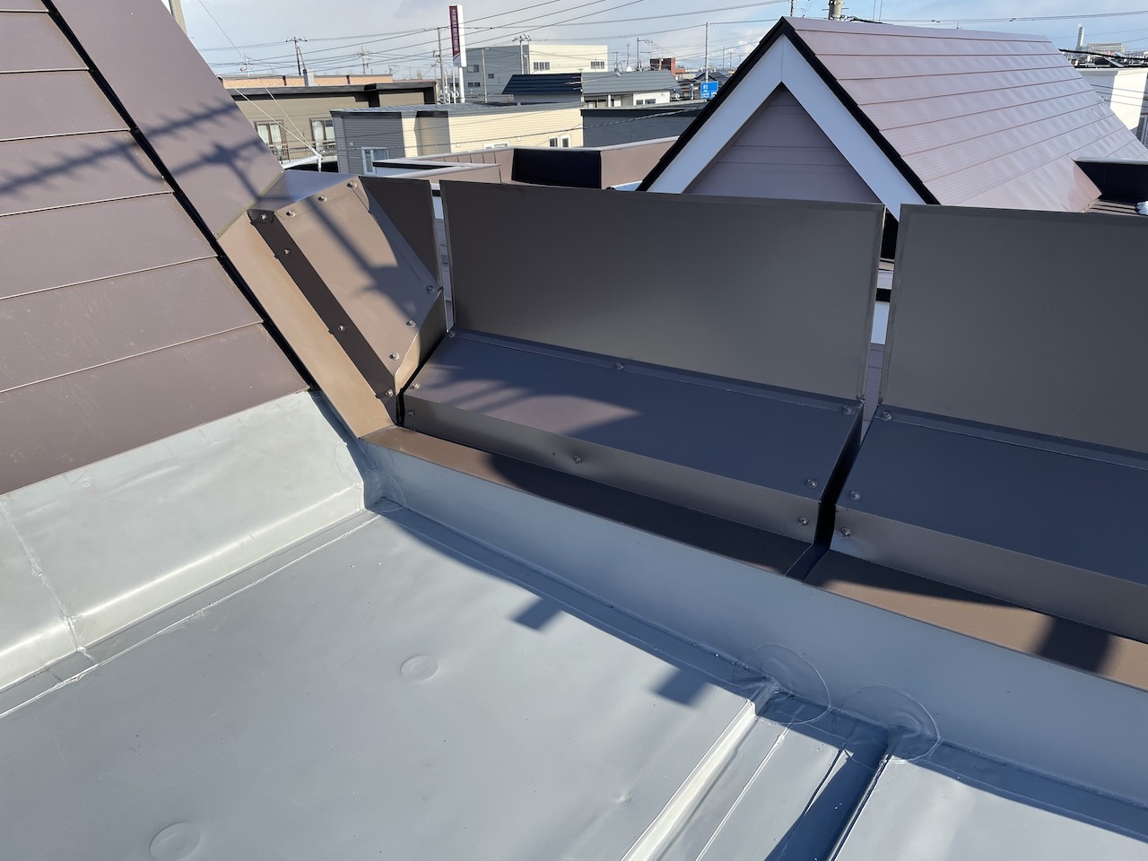 屋根 取り合い 納まり改善 板金と防水 ハイブリッド 施工後