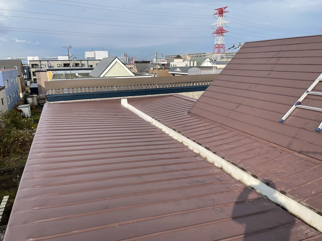 札幌市東区 屋根 施工前 全景 三角屋根 スノーダクト