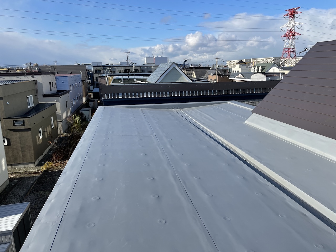 札幌市東区 屋根 改修後 防水と板金 ハイブリッド工法 全景