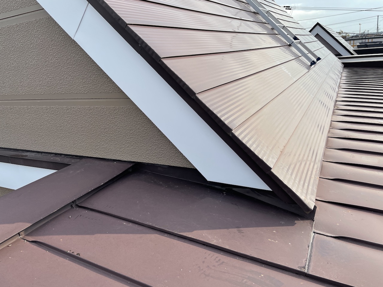 三角屋根 取り合い 納まり不良 スノーダクト 施工前