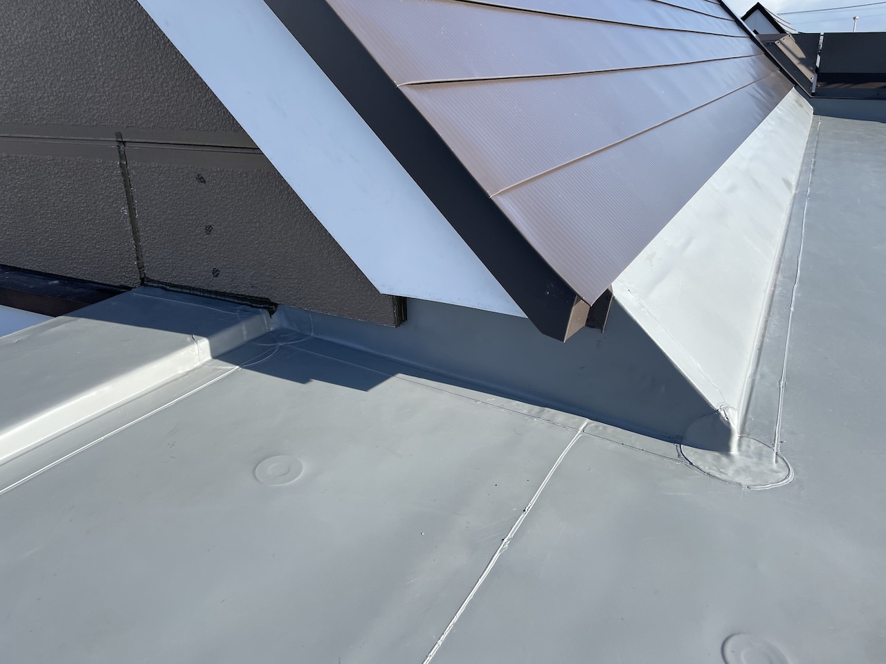 三角屋根 取り合い 納まり改善 スノーダクト 防水改修 施工後