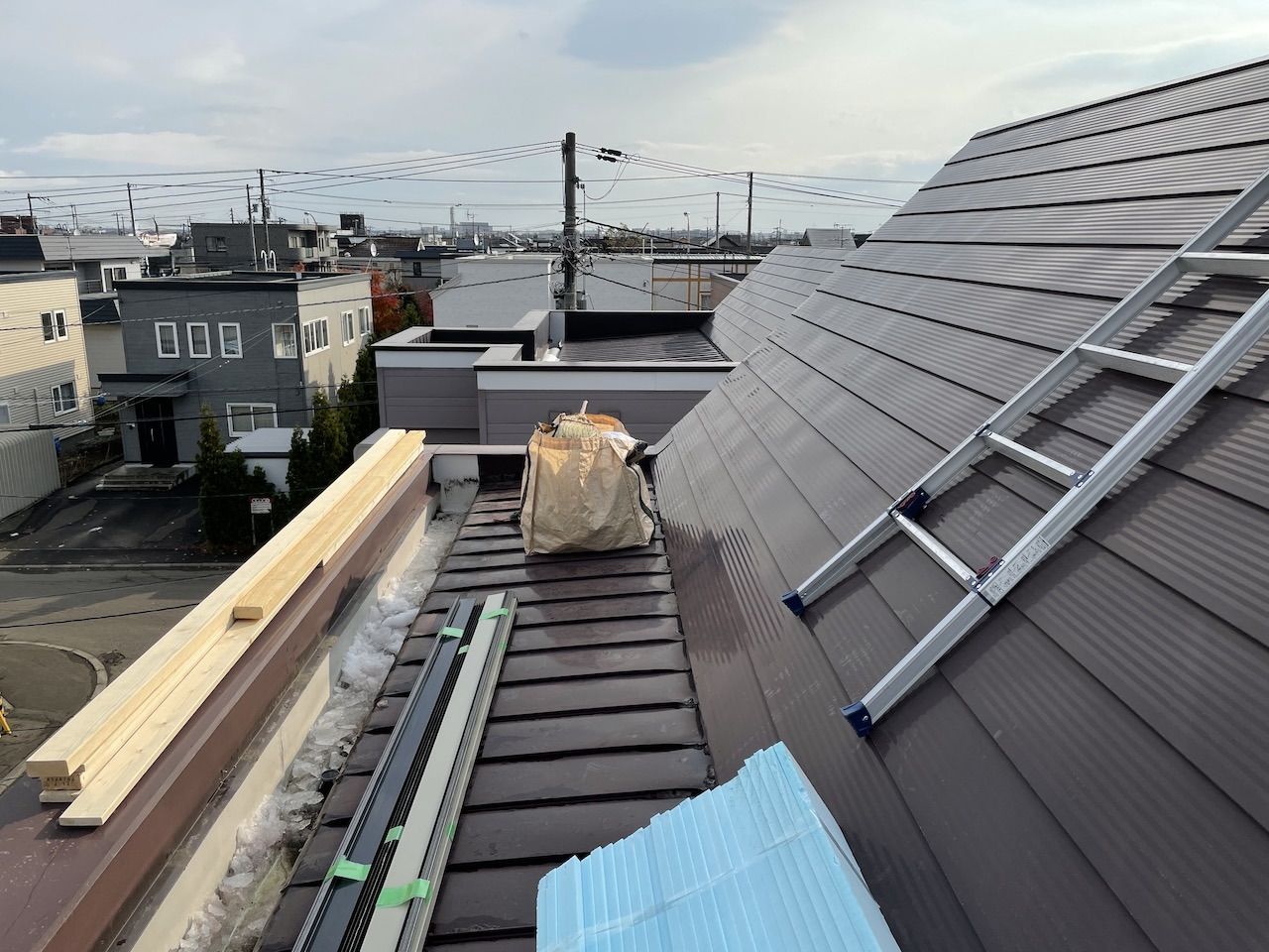 複雑屋根 スノーダクト 融雪期 トラブル 施工前