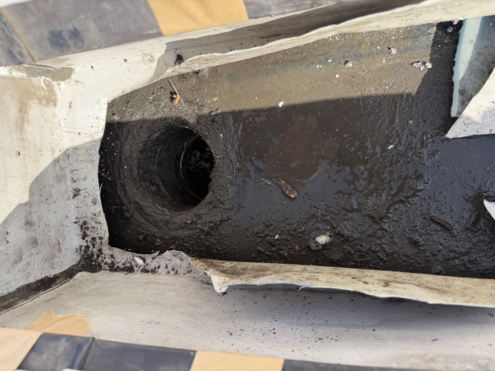 カバーされたスノーダクト内部の滞水を処理