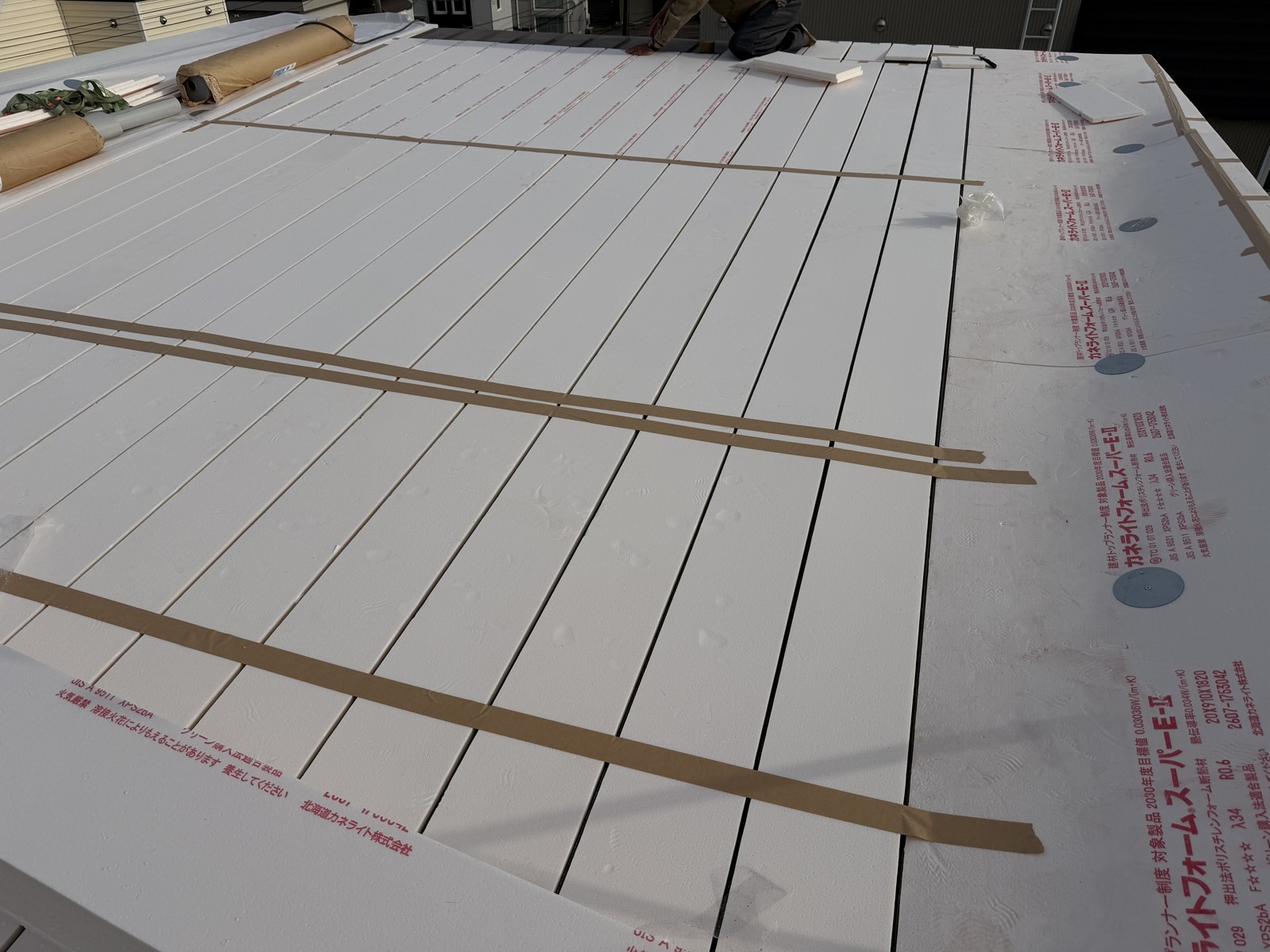 既存板金屋根の上に敷設した断熱材