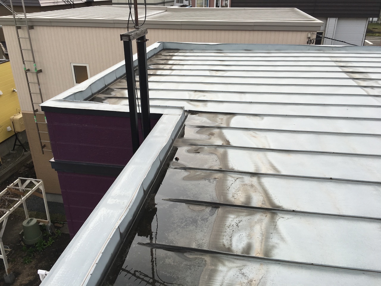 施工前の屋根外周とハゼ付近に残った水