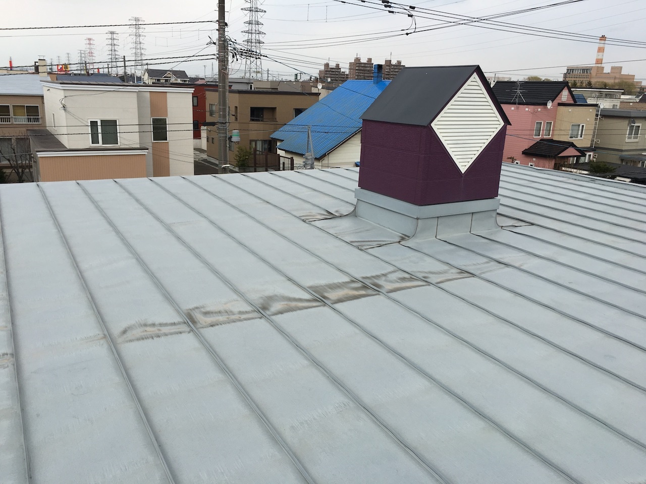 施工前の換気小屋と屋根面の取り合い