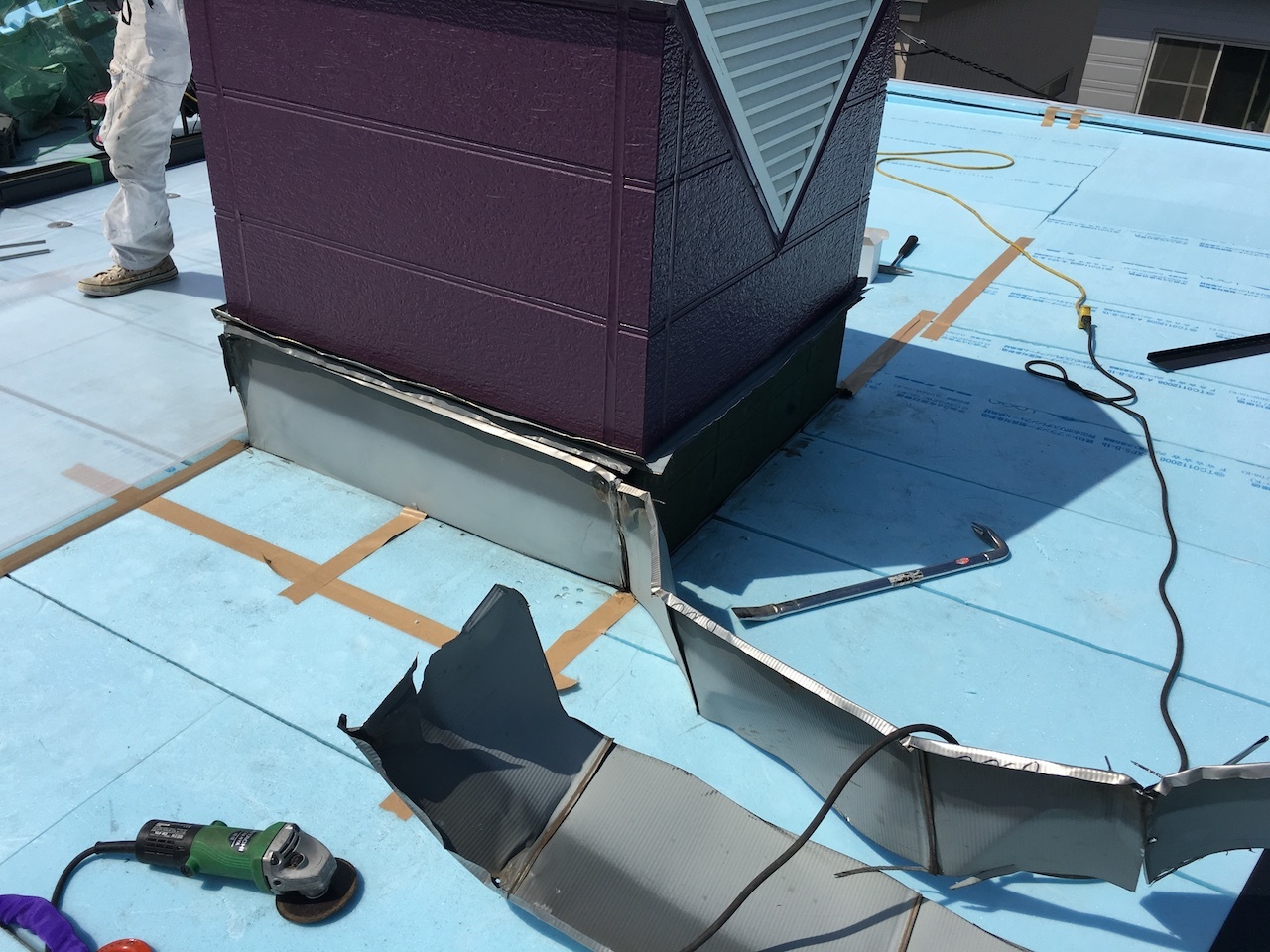 換気小屋の根元の既存納まりを解体した状態