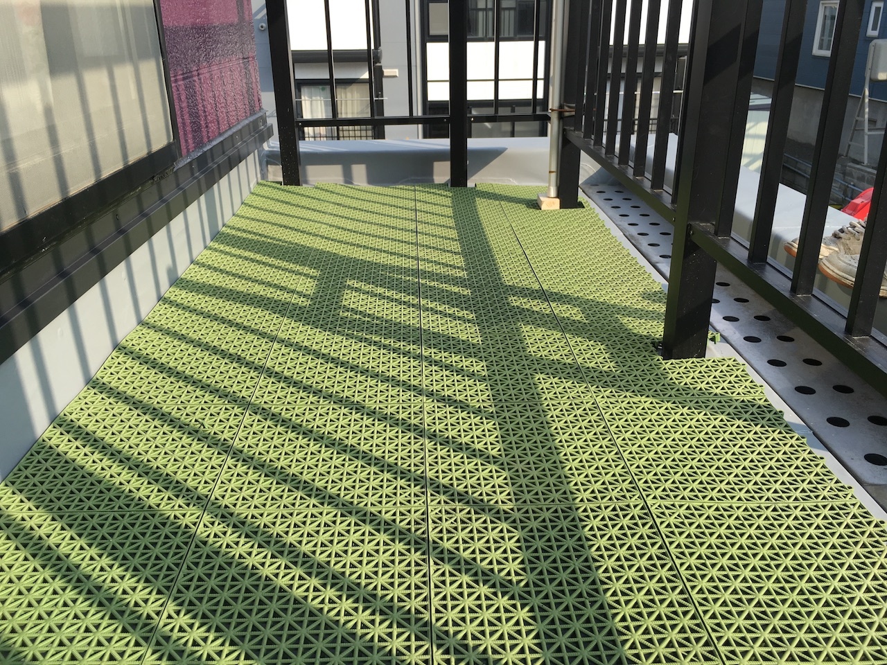 保護マットと手摺を戻したバルコニー