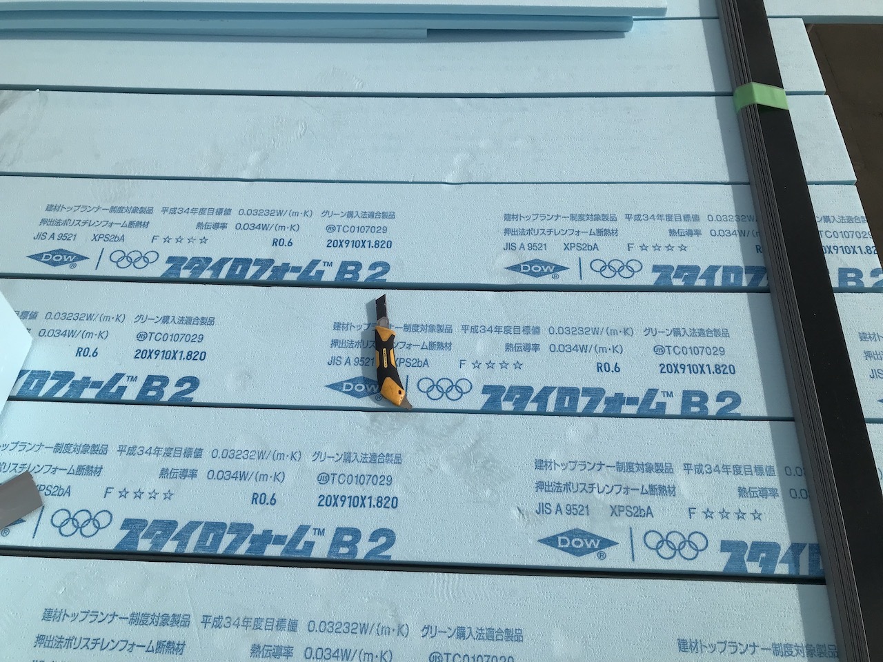 屋根の段差調整に使用したスタイロフォームB2