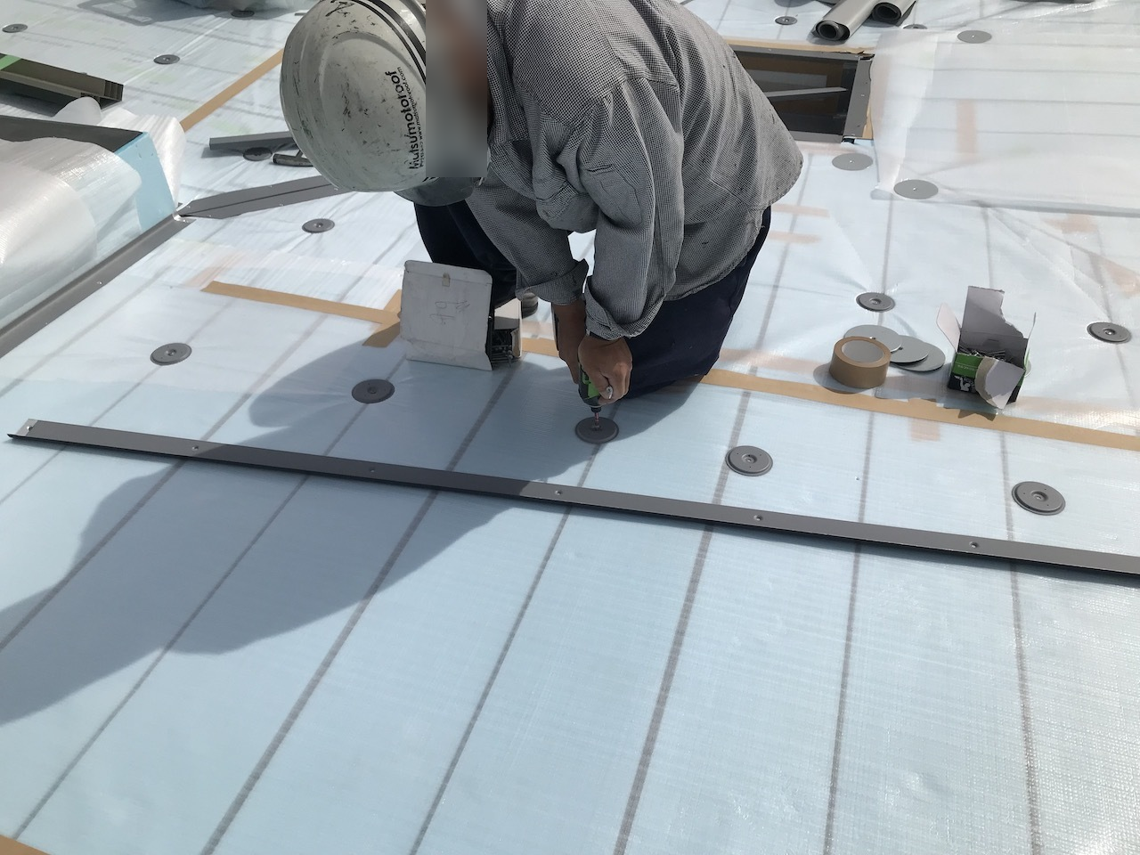 円盤状のディスクを屋根下地へ留め付ける作業