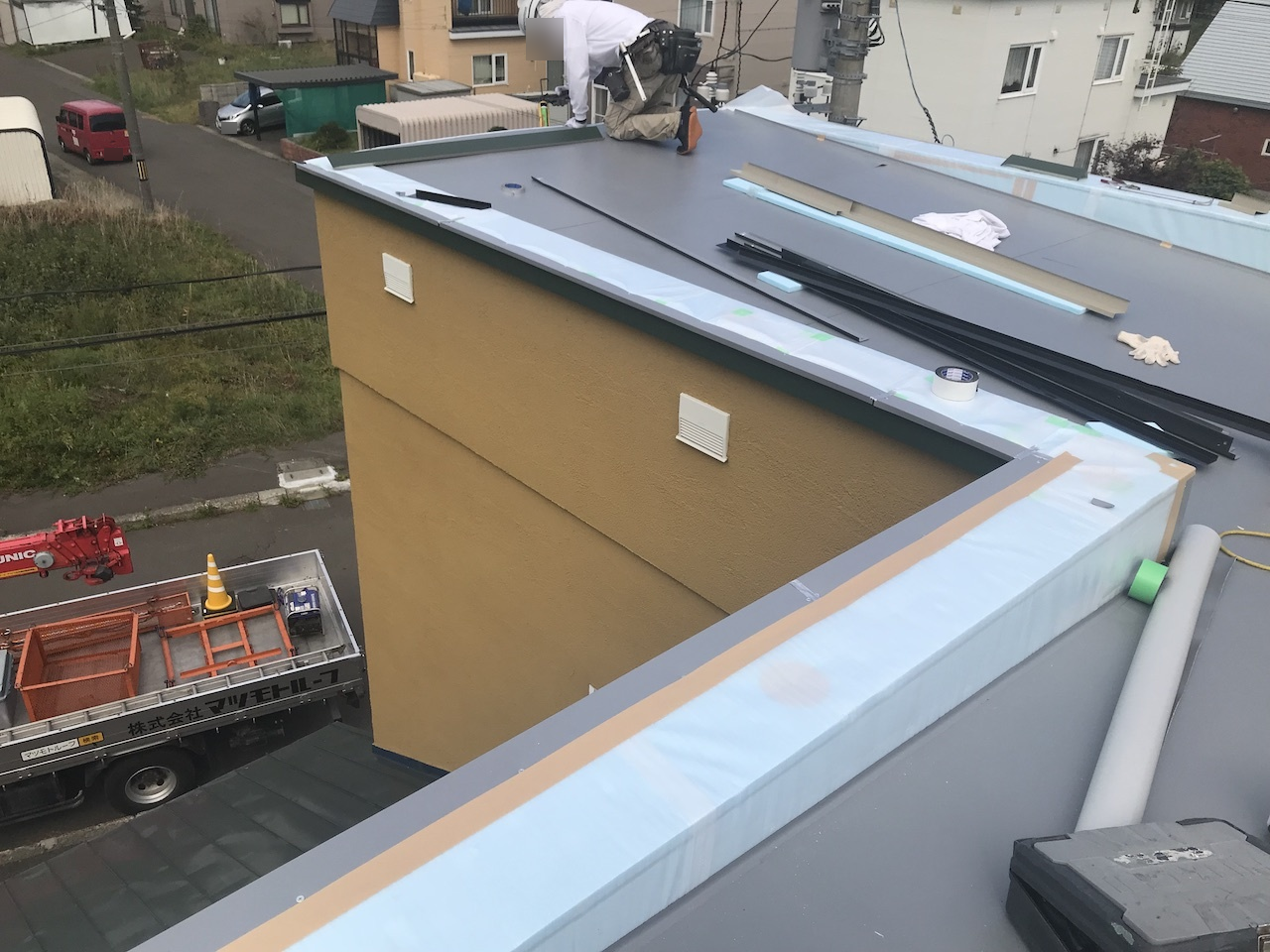 外周端部に取り付ける塩ビ積層鋼板と屋根面