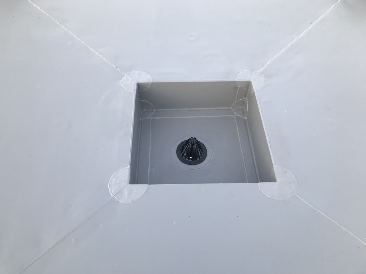 防水シートとゴミ除けを施工した中央排水枡