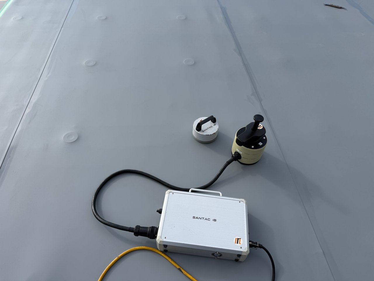 IH式電磁誘導加熱機による固定作業。