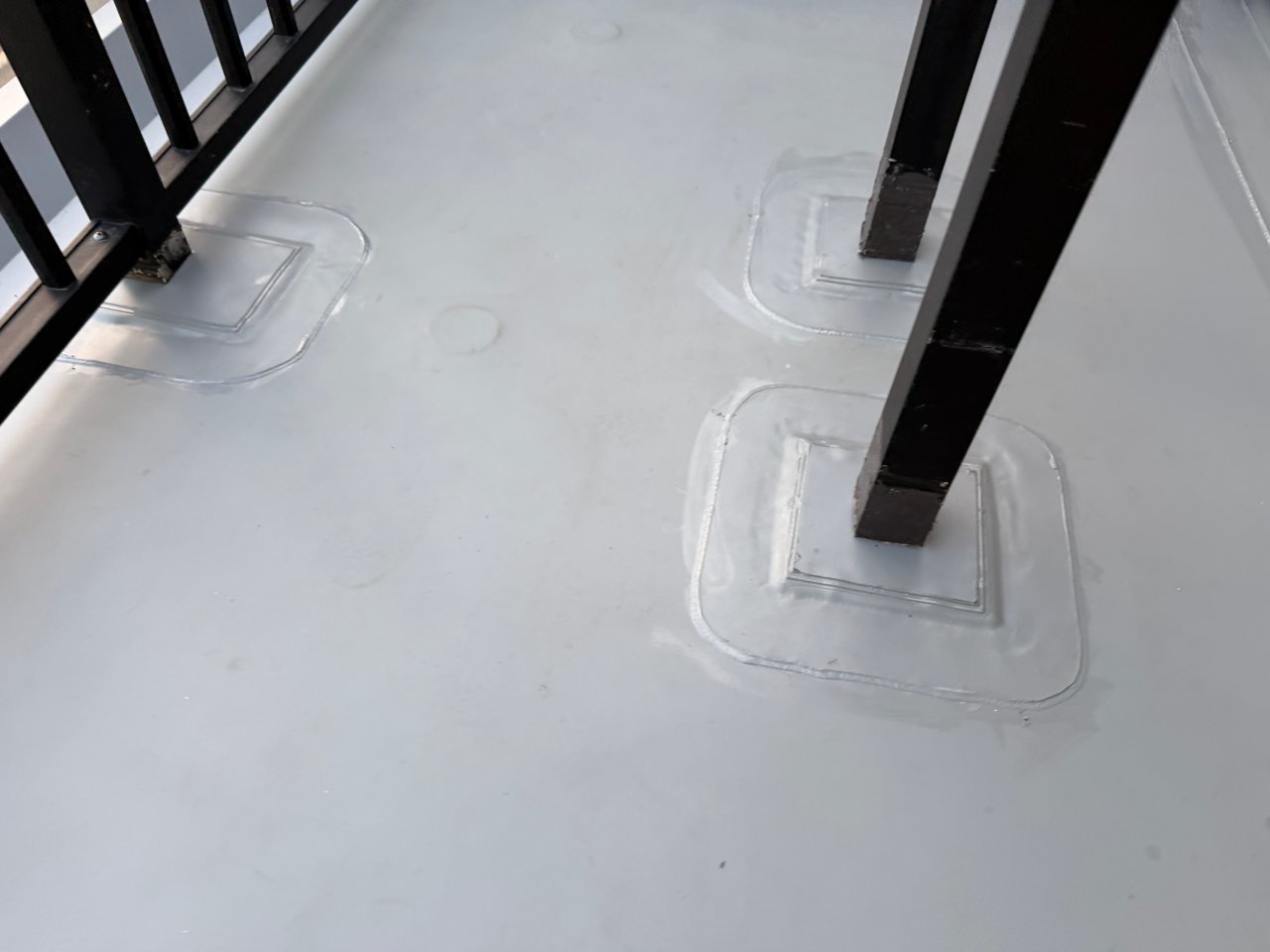 【施工後】タラップ脚の防水納まり。