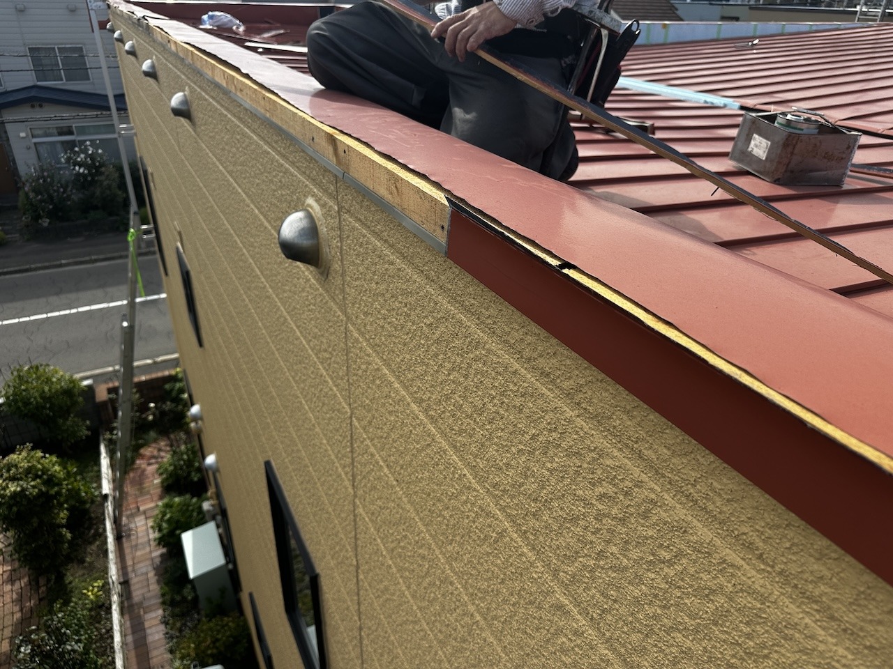 屋根外周の板金を取り外し、下地を整えます。