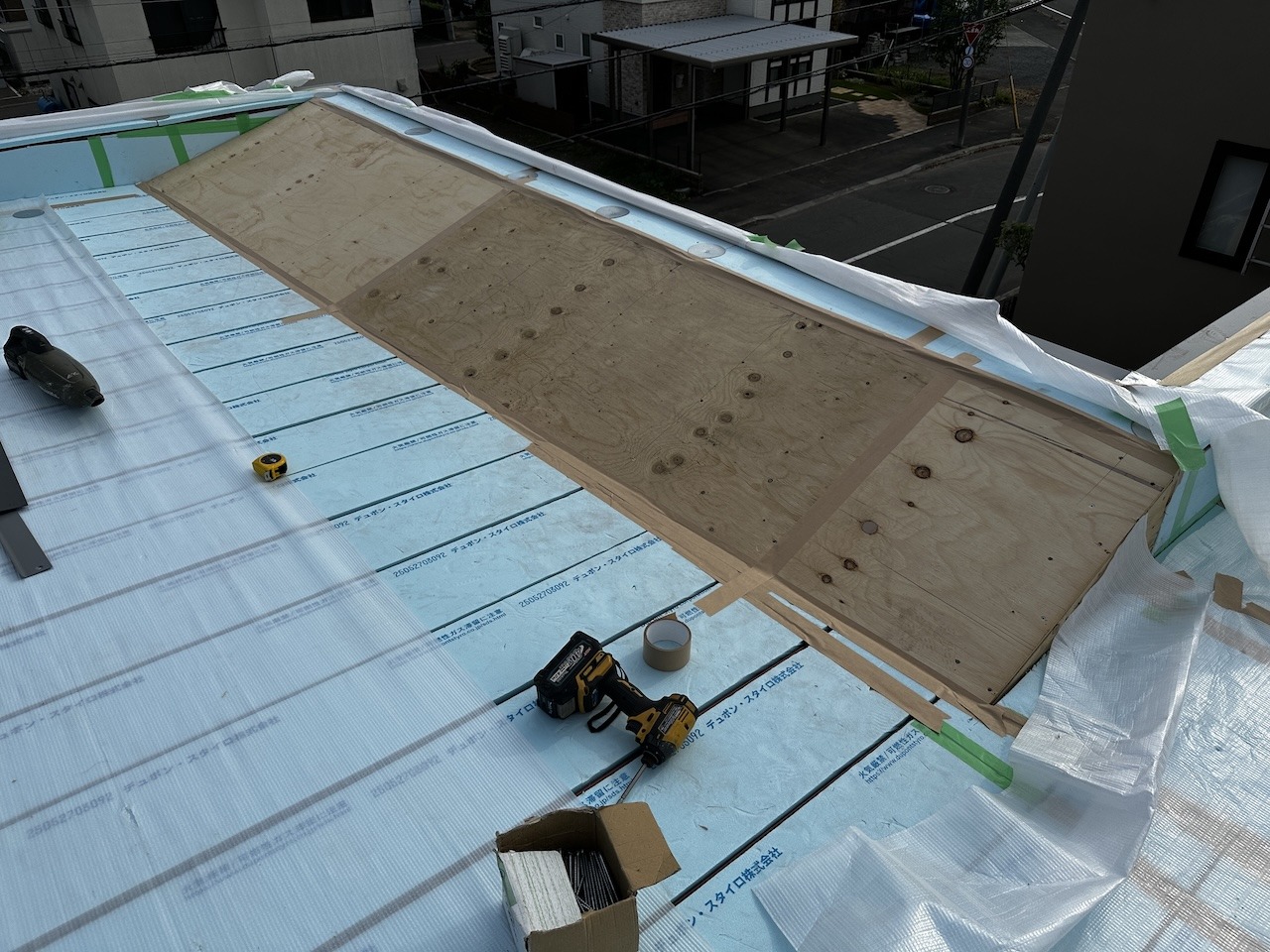勾配を調整した木下地に合板を張った状態。